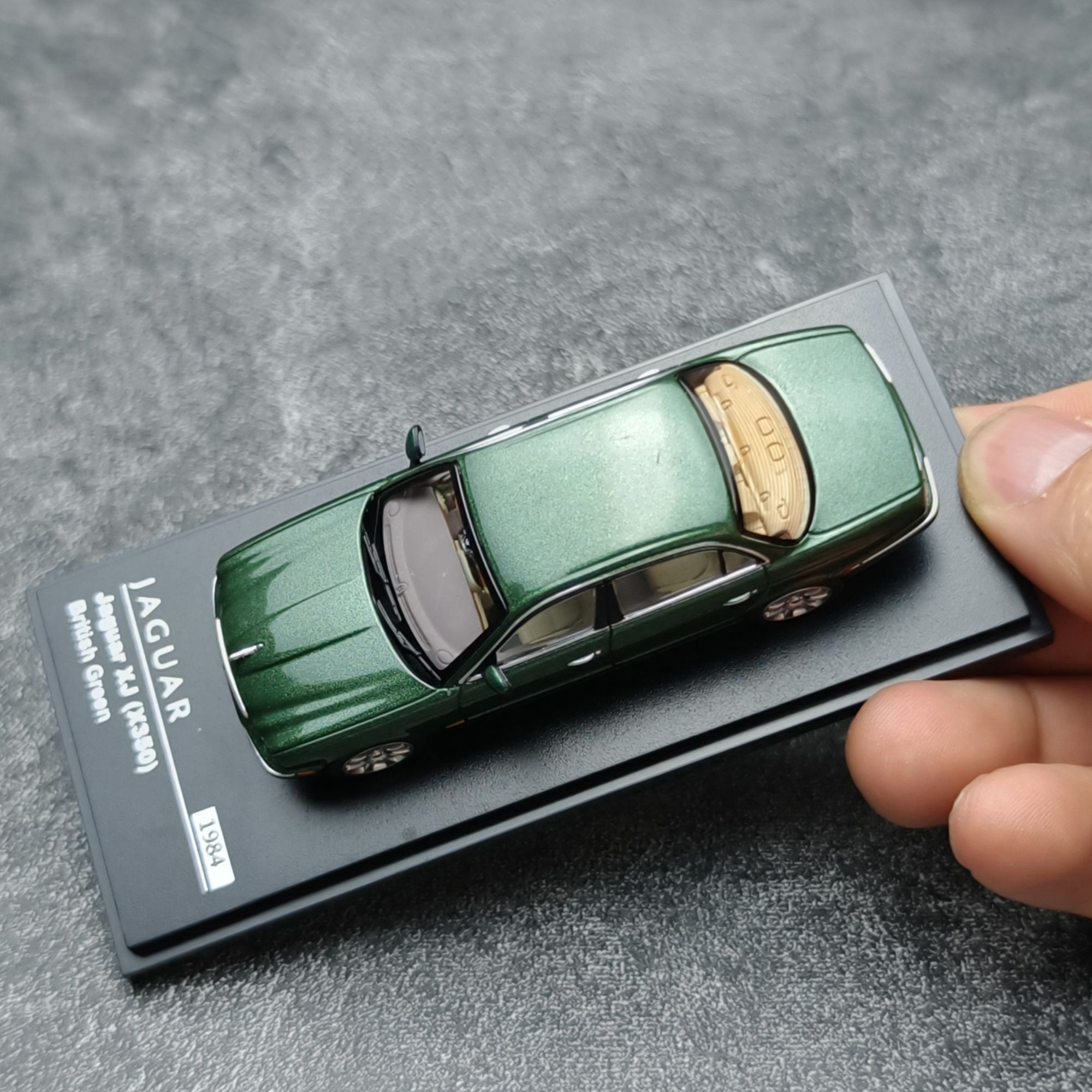 AR BOX ダイキャスト 1:64 スケール XJ6 X3 - Battery Case Storage のレビューと価格