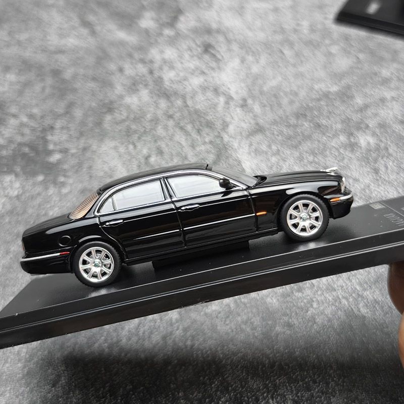 AR BOX ダイキャスト 1:64 スケール XJ6 X3 - Battery Case Storage のレビューと価格